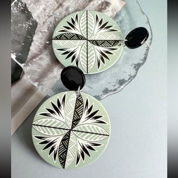 Bohemian Style Handmade Acrylic Tropical Flower Round Earrings - Picture 5 of 12